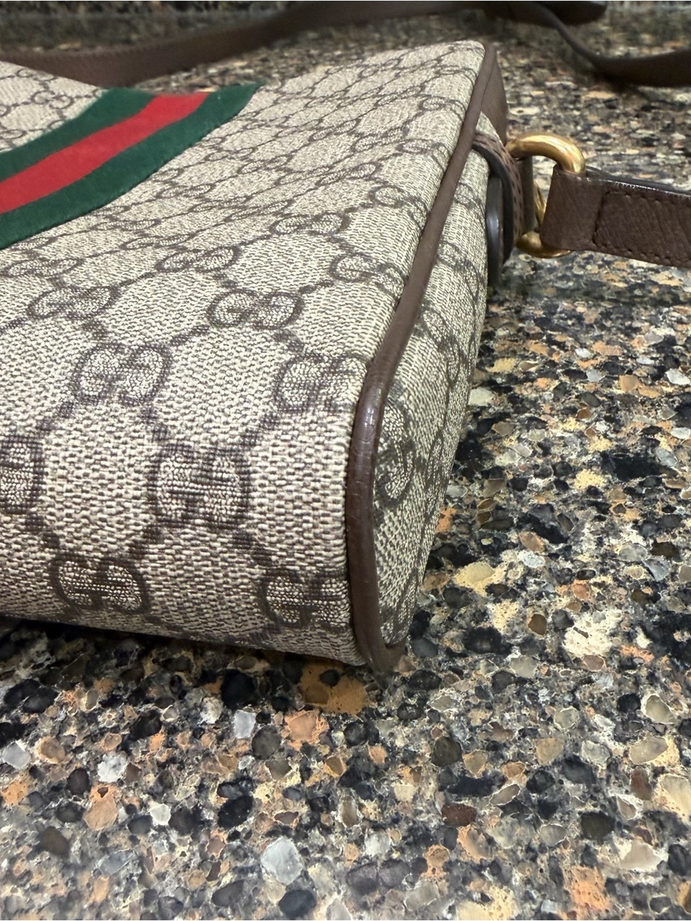 Gucci Brown Leather Interior Tag Close-Up - Picture 3 of 10
